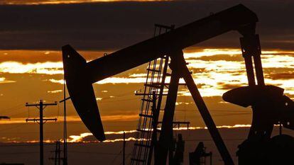 Uma bomba de petróleo em funcionamento ao amanhecer perto da localidade texana de Midland, Estados Unidos.