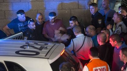 A polícia prende Raed Jalil Ben Mahmud, em Tel Aviv.