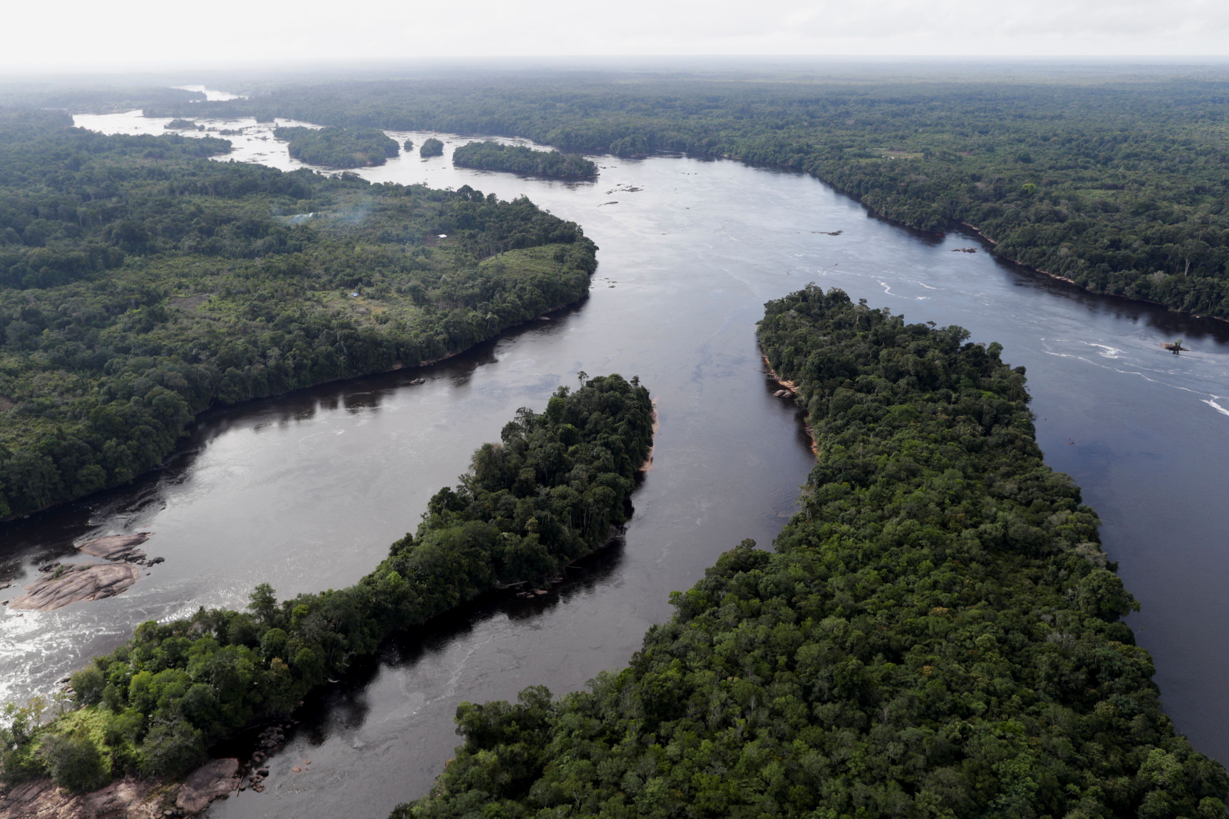 O Rio Uaupés, na região amazônica do Rio Negro próximo à fronteira com a Colômbia, faz parte da rede fluvial utilizada por narcotraficantes para transportar maconha e cocaína do pais vizinho ao Brasil.