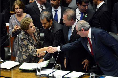 Dilma cumprimenta Cunha sob olhar de Renan.