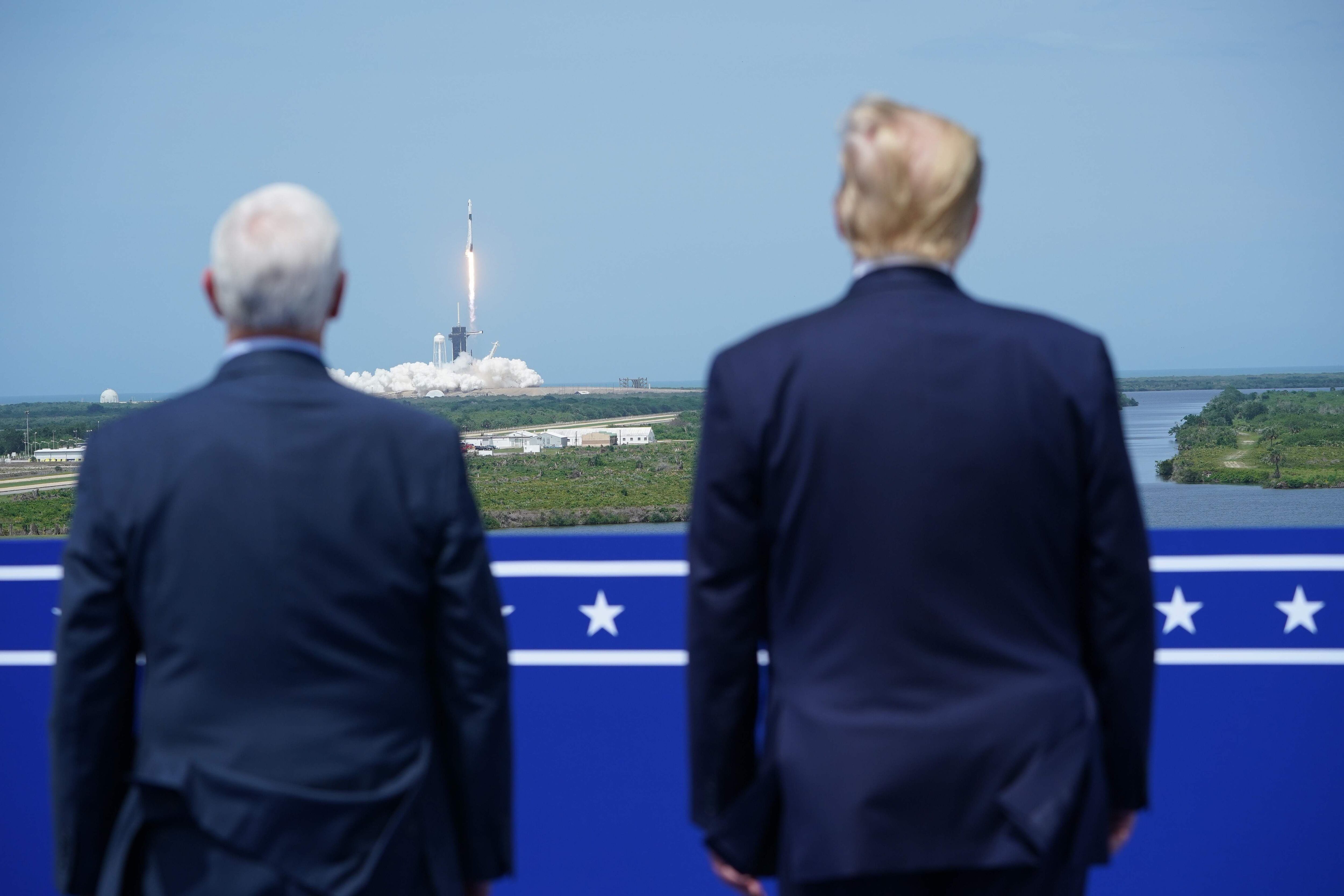 Mike Pence e Donald Trump assistem a decolagem do Dragon Crew neste sábado, na Flórida.