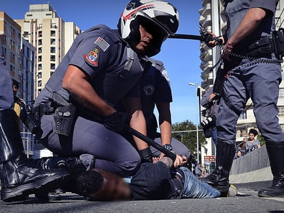 PM de São Paulo imobiliza homem negro que participava de manifestação contra a morte de um jovem da comunidade do Moinho.