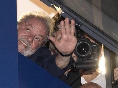 Lula acena da janela do Sindicato dos Metalúrgicos do ABC.