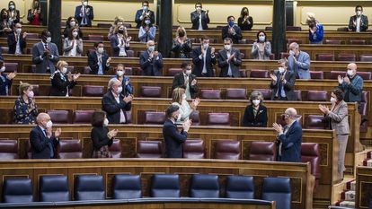 A ex-ministra María Luisa Carcedo é aplaudida no plenário do Parlamento espanhol durante a aprovação da lei da eutanásia.