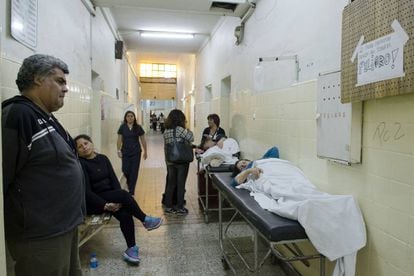 Pacientes atendidos nos corredores do hospital Lucio Meléndez de Adrogué.