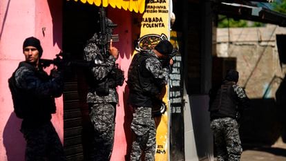 Policiais fluminenses participam de uma operação na favela do Jacarezinho, em território dominado pela facção Comando Vermelho, em 6 de maio.