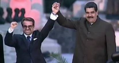 Rafael Lacava, de punho erguido ao lado de Nicolás Maduro, na sua posse como governador de Carabobo, na Venezuela.