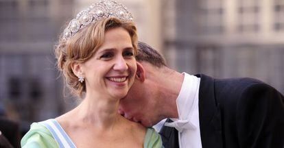 Iñaki Urdangarin beija o pescoço de sua esposa, a infanta Cristina, na chegada ao banquete do casamento real da princesa herdeira da Suécia, em 2010.