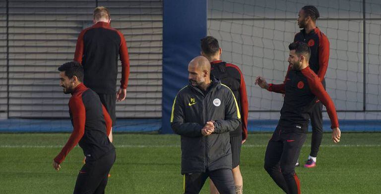 Guardiola e atletas do City, em prepação para o jogo desta terça.