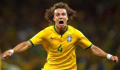 David Luiz comemora gol diante da Colômbia, na Copa de 2014.