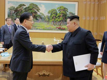 O assessor de segurança sul-coreano, Chung Eui-yong, cumprimenta o ditador norte-coreano, Kim Jong-un, na terça-feira desta semana