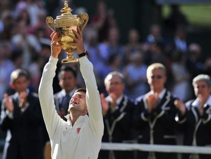 Djokovic levanta o troféu de campeão de Wimbledon.