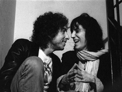 Dylan e Patti Smith, em 1975.