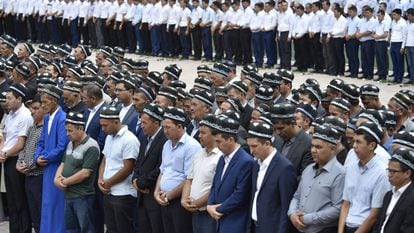 Cidadãos uzbeques no funeral de Karimov.