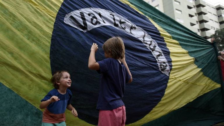 Crianças brincam durante um ato em apoio a Lula do lado de fora da embaixada brasileira em Montevidéu, Uruguai, na quarta-feira, 11 de abril