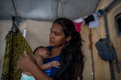 A venezuelana Dorianny, com seu filho Joel, que nasceu no Brasil.
