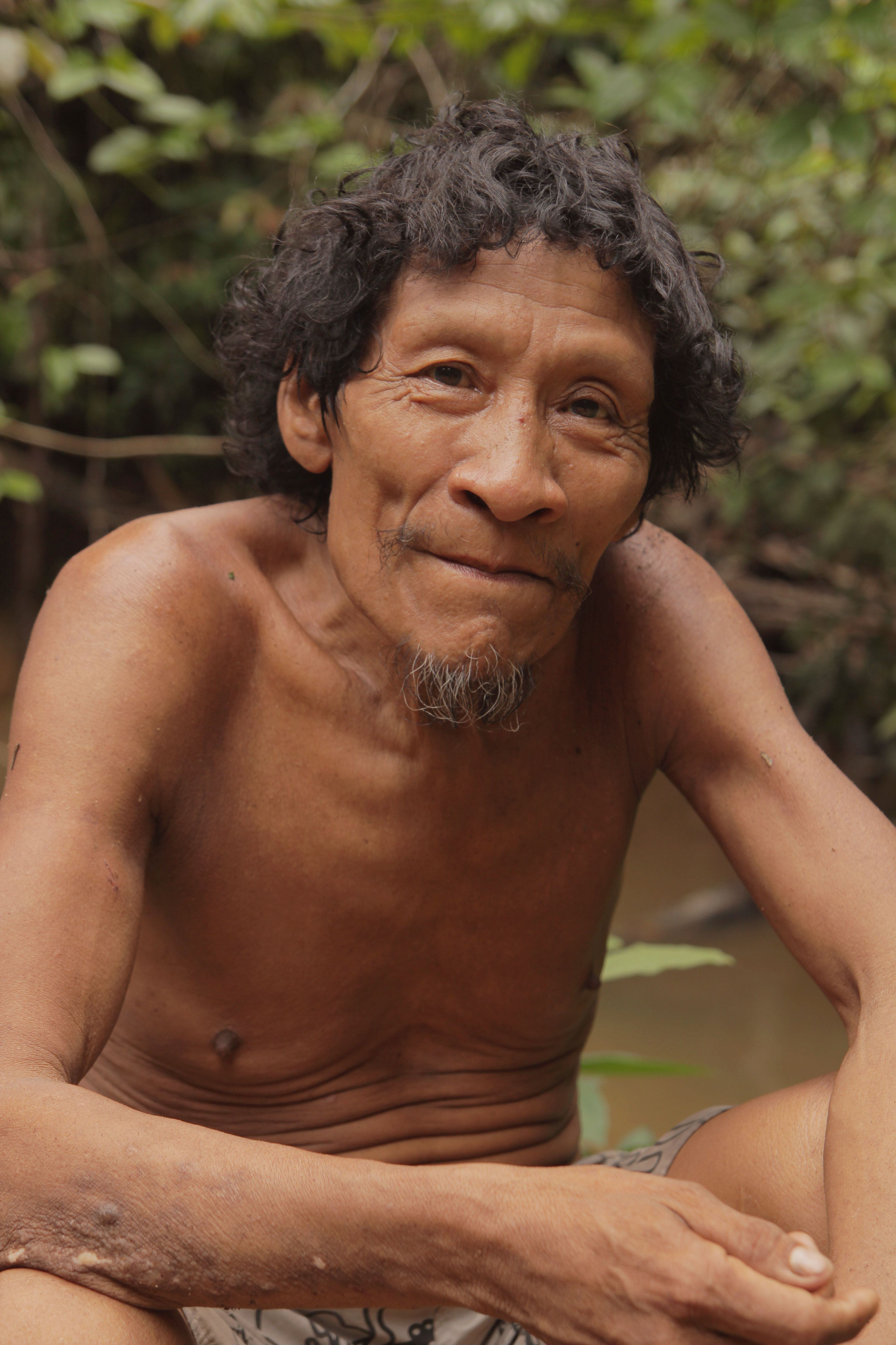 Karapiru Awá é fotografado ao lado de um rio.
