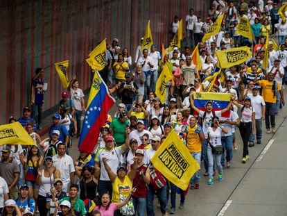 Manifestantes contrários ao Governo Maduro protestam em Caracas.