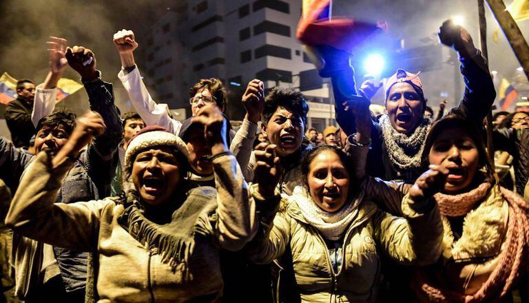 Ativistas indígenas comemoram em Quito a retirada das medidas econômicas do Governo equatoriano, nas primeiras horas desta segunda-feira.