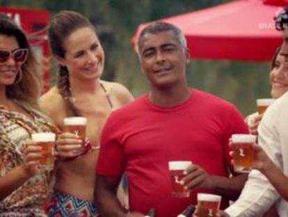 O ex-jogador Romário, centro, na propaganda de uma cerveja.