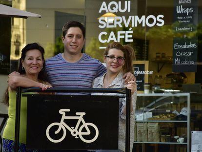 Da esq. para a dir: Carmen, Carlos e Fernanda no café que abriram em 2016 em Villa Ortúzar
