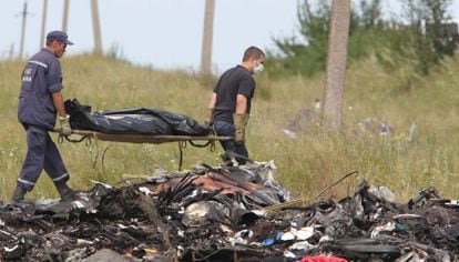 Dois ucranianos levam os restos das vítimas do voo MH17.