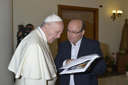 Francisco e Vidal folheiam livro com os artigos do Papa e, depois, o dossiê MCSPA.