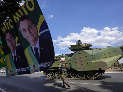 Tanque de guerra passa em frente ao Palácio do Planalto durante comboio ordenado por Bolsonaro.