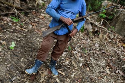 Um homem posa com uma arma num garimpo ilegal de ouro em Itaituba (PA), em 5 de setembro de 2021. 