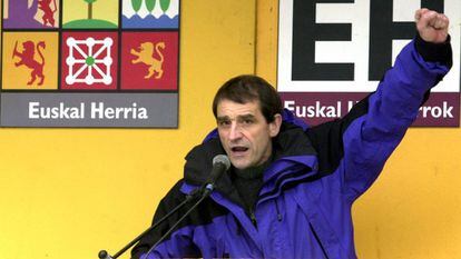 José Antonio Urrutikoetxea, 'Josu Ternera', em um ato político no Sodupe (Vizcaya) em 6 de maio de 2001, quando era candidato do partido Euskal Herritarrok na província de Vizcaya