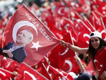 Dois milhões de pessoas acolhem o presidente turco em uma concentração à qual compareceram dois líderes da oposição
