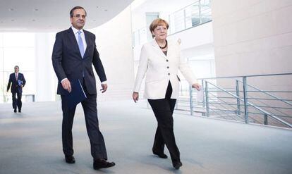 A chanceler alemã, Angela Merkel, com o primeiro-ministro grego, Antonis Samaras.