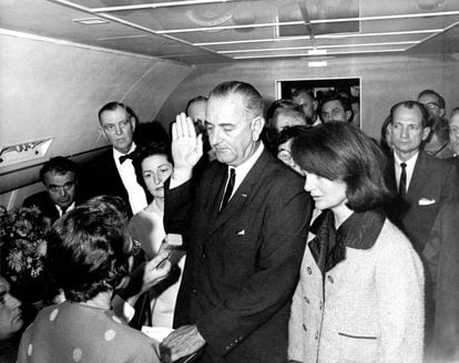 Lyndon B. Johnson prestou juramento poucas horas depois do assassinato de Kennedy, ao lado da viúva do presidente.
