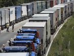 Os caminhoneiros que vão para o Reino Unido temem que algum migrante suba no seu caminhão para cruzar o Canal da Mancha.