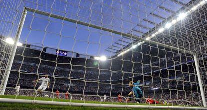 Benzema marca o gol do Real Madrid.