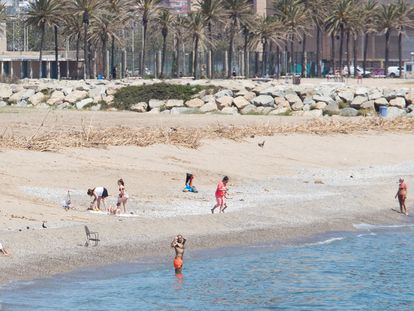 Praia de Sant Adrià de Besòs, município vizinho a Barcelona, nesta quinta-feira, 7 de maio.