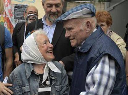 Carlos Gareis, ex-funcionário da Ford sequestrado, cumprimenta a presidenta da organização Mães da Praça de Maio – Linha Fundadora, Nora Cortiñas.