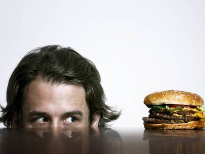 Em um mês de relax alimentício total, em que deixamos de lado os hábitos saudáveis, é possível engordar até cinco quilos.