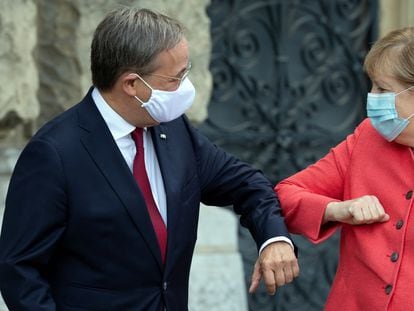Armin Laschet e Angela Merkel em agosto passado, em Düsseldorf.