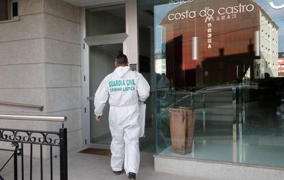 Um policia civil entra no edifício de Foz (Lugo) onde foi achado o cadáver, nesta passada segunda-feira.