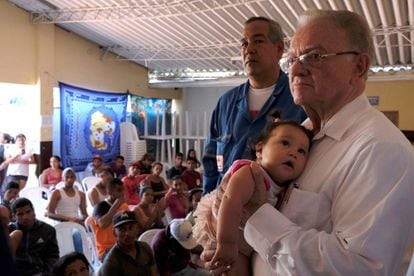 Eduardo Stein em uma visita a uma unidade de atendimento de imigrantes venezuelanos em Cúcuta, Colômbia, em outubro de 2018.