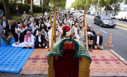 Grupo de muçulmanos reza em Gennevilliers em protesto pela proibição da oração na rua em 2011.
