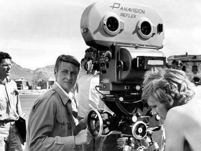 O cineasta Mike Nichols no set de ‘Catch-22’, em 1970.