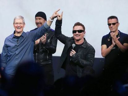 O CEO da Apple, Tim Cook (esquerda) e Bono, líder do U2, na apresentação do iPhone 6 em Cupertino.