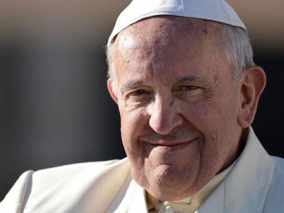 O papa Francisco na pra&ccedil;a de S&atilde;o Pedro, no Vaticano.