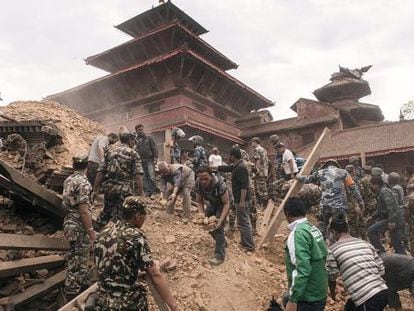 Equipes de resgate trabalham em Katmandu.