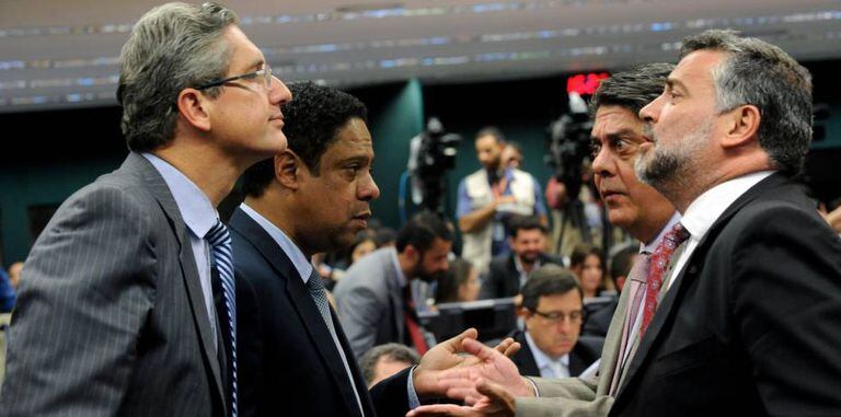 Rosso (PSD), Orlando Silva (PCdoB), Paulo Pimenta (PT) e Damous (PT) na comissão do impeachment.