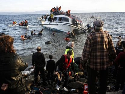 Moradores da ilha grega de Lesbos ajudam refugiados a desembarcar.