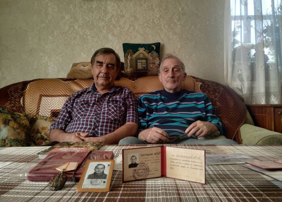 Igor Ostretsov (à direita) ao lado de Valeri Volkov na sala da casa do primeiro, em Moscou.