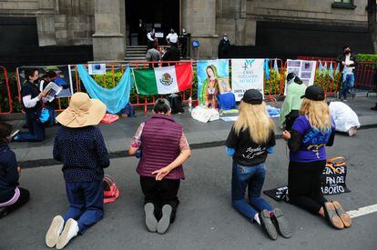 Um grupo de manifestantes contrários ao aborto protesta do lado de fora da Suprema Corte durante a discussão sobre a ação de inconstitucionalidade para Coahuila.